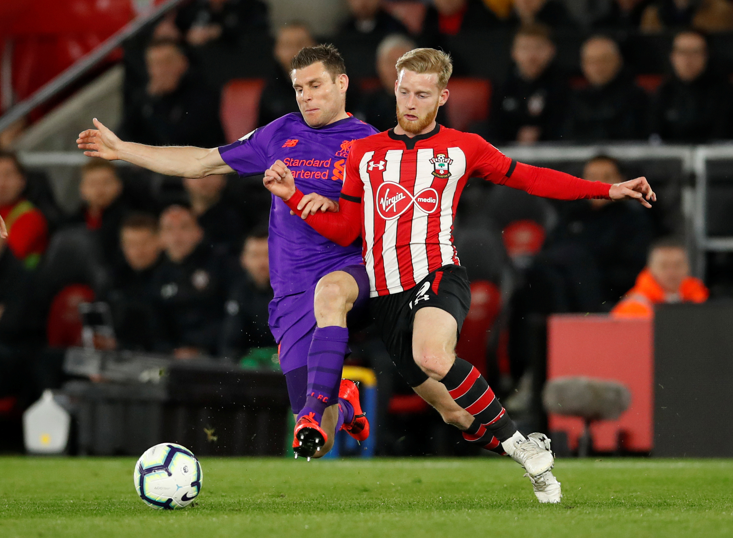 曼联4-1击败狼队，升至英超第六；米兰3-2战胜都灵，登顶积分榜。